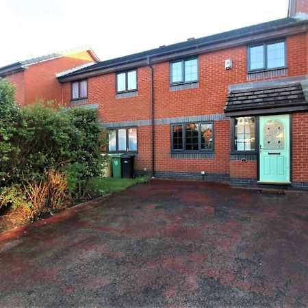 Beautiful 2-Bed House In Bolton With Free Parking Villa Eksteriør bilde