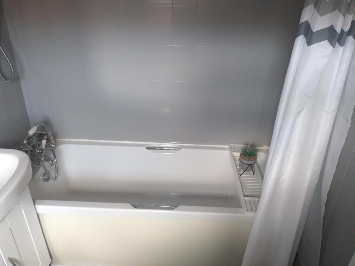 Beautiful 2-Bed House In Bolton With Free Parking Villa Eksteriør bilde
